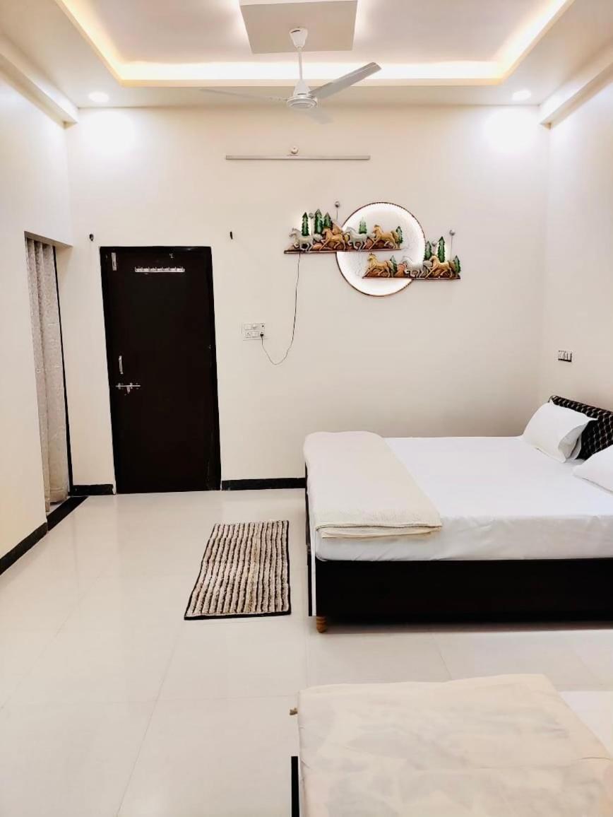 Ap Suite - By Ap Villa'S And Resort'S Ujjain Bagian luar foto
